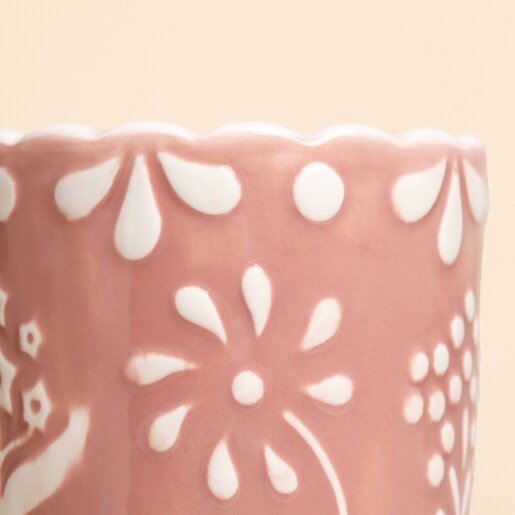 close-up of scalloped edge