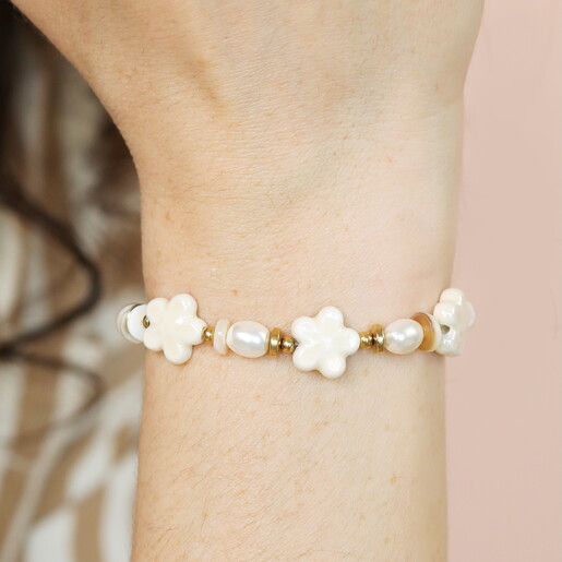Stainless Steel White Flower Beaded Bracelet in Gold