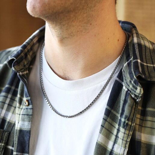 waterproof stainless steel curb chain necklace on model