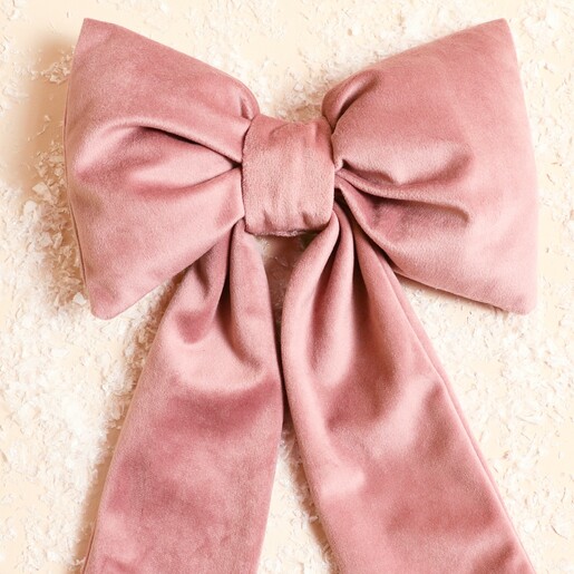 Close up of the central knot on the large pink velvet bow topper