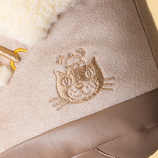 Close up of the embroidered cat emblem on the Jellycat snow boot